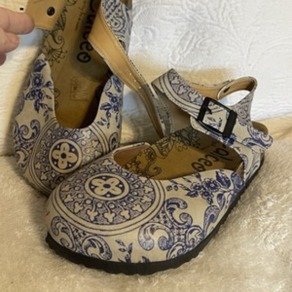 Calceo Comfort Sandal W/ Adjustable Strap Blue Porcelain Print Vegan Sz 36 NWOT